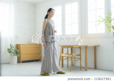 站在房間裡的女人 128027981