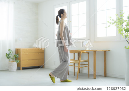 站在房間裡的女人 128027982