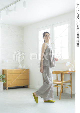 站在房間裡的女人 站在房間裡的女人 128027984