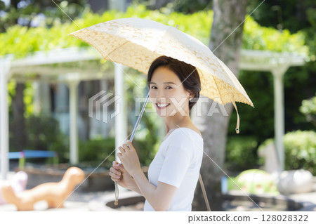 打著陽傘的女人 128028322