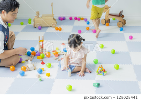 孩子們在室內玩 128028441
