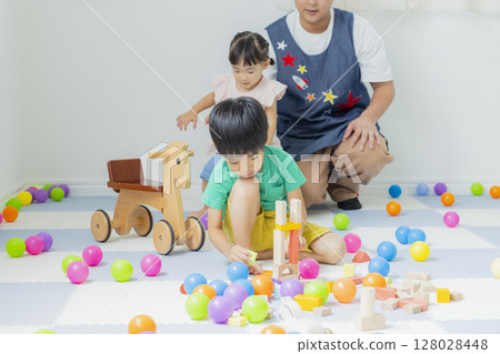 孩子們在室內玩 孩子們在室內玩 128028448