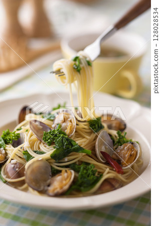 Rape blossom and clam pasta 128028534