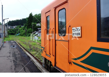 Trains and the end of a train parked at Tsugaru-Nakasato Station, the terminus of the Tsugaru Railway, and the turning track Trains and the end of a train parked at Tsugaru-Nakasato Station, the terminus of the Tsugaru Railway, and the turning track 128029055