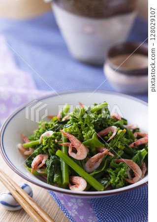 Boiled rape blossoms and cherry shrimp 128029107