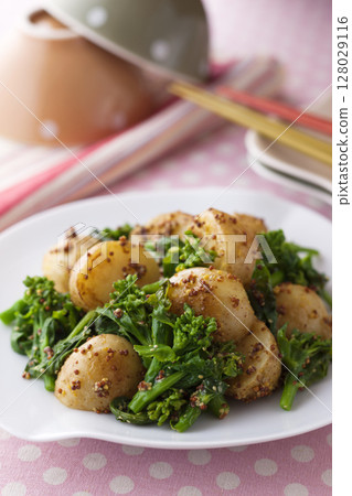 Stir-fried rape blossoms and new potatoes with mustard 128029116