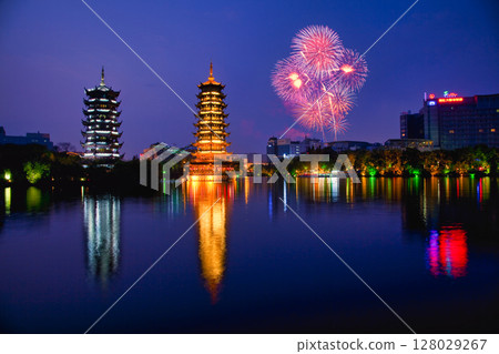桂林日月塔美麗夜景 桂林日月塔美麗夜景 128029267
