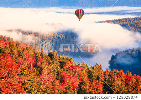 阿寒國立公園的Penke-Panke美麗的秋葉風景 128029874