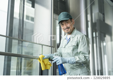 建築物清潔影像:高級清潔人員看著相機 建築物清潔影像:高級清潔人員看著相機 128029895