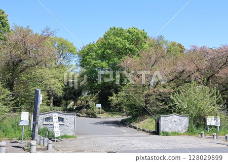 The entrance to the parking lot at Saitama City's Moriminuma Green Center 128029899