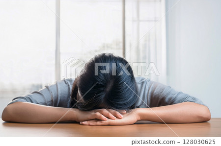 說謊在她的書桌上的婦女 說謊在她的書桌上的婦女 128030625