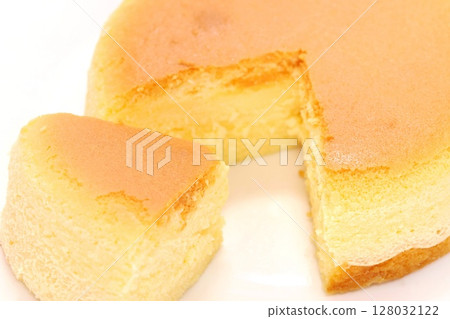 Cheesecake cut cross section light background Cheesecake cut cross section light background 128032122