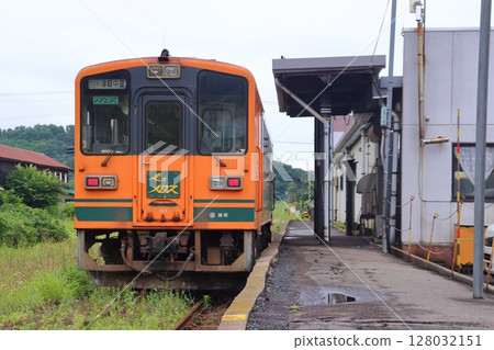 停泊在津輕鐵道終點站津輕中里站的津輕21系列柴油車 128032151