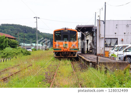 停泊在津輕鐵道終點站津輕中里站的津輕21系列柴油車 128032499