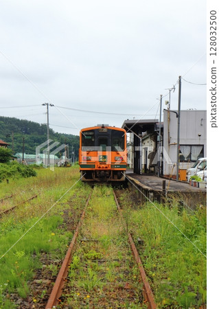 停泊在津輕鐵道終點站津輕中里站的津輕21系列柴油車 停泊在津輕鐵道終點站津輕中里站的津輕21系列柴油車 128032500