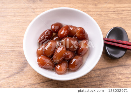 Gold beans 128032971
