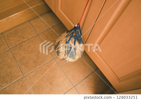 入口處的足球 128033251