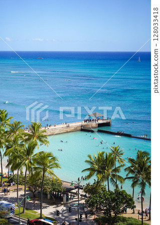 Hawaii: Beautiful ocean and palm trees Hawaii: Beautiful ocean and palm trees 128033418