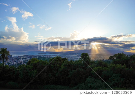 從夏威夷坦塔羅斯山看到的威基基黃昏景象 128033569
