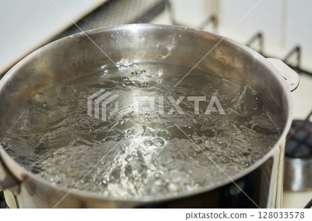 熱水 熱水 128033578