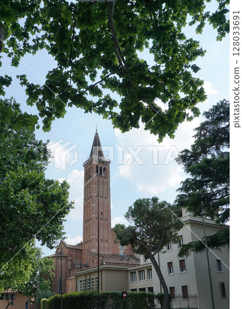Gorgeous View of Basilica di Santa Anastasia catholic church of Dominican Order in Piazza Santa Anastasia square in Verona. Location: Verona, Veneto region, Italy, Europe Gorgeous View of Basilica di Santa Anastasia catholic church of Dominican Order in Piazza Santa Anastasia square in Verona. Location: Verona, Veneto region, Italy, Europe 128033691