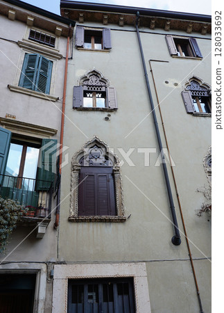 Colorful houses on the Verona's street 128033692