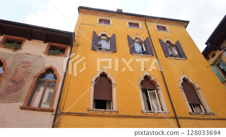 Colorful houses on the Verona's street 128033694
