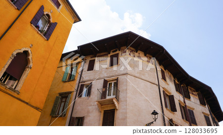 Colorful houses on the Verona's street 128033695