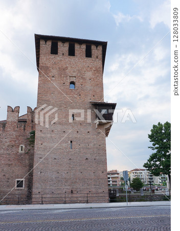 Castelvecchio Old Castle or Scaliger Fortress in Verona, Italy Castelvecchio Old Castle or Scaliger Fortress in Verona, Italy 128033809
