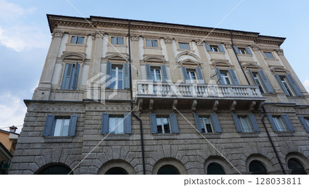 Colorful houses on the Verona's street 128033811