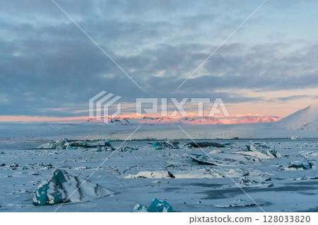 Early morning over Jokulsarlon Glacier lagoon Early morning over Jokulsarlon Glacier lagoon 128033820