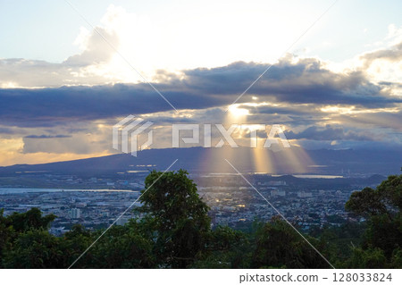 A beam of light seen from Tantalus Hill, Hawaii A beam of light seen from Tantalus Hill, Hawaii 128033824