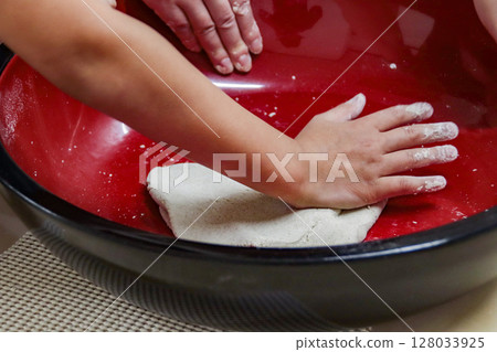 揉蕎麥麵的孩子（7歲/男孩） 128033925