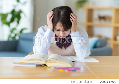 在家學習時擔心的高中女生 在家學習時擔心的高中女生 128034200