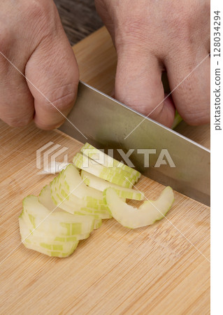 製作蔬菜清湯的步驟：將蔬菜切碎並煮熟；將芹菜切成小塊 128034294