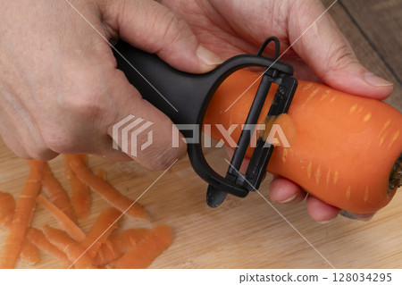 蔬菜清湯作法：將蔬菜切碎，慢燉。用削皮刀將胡蘿蔔削皮。 128034295