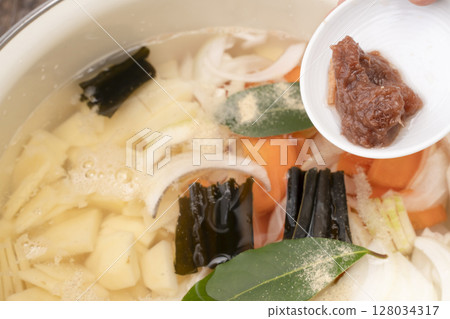 製作蔬菜清湯的步驟：將蔬菜切碎，以小火慢燉，加入醃梅子 128034317