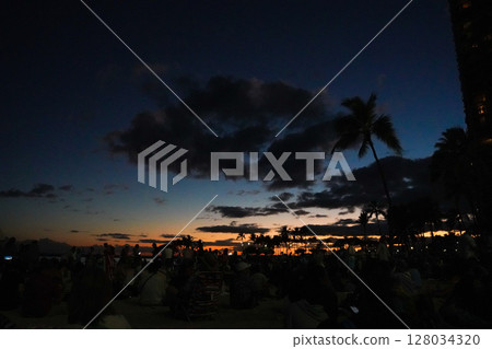 從夏威夷威基基海灘看到的日落 從夏威夷威基基海灘看到的日落 128034320