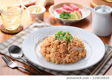 香濃鱈魚子炒飯——日式炒飯,配上熱騰騰的米飯和香辣的魚子 香濃鱈魚子炒飯——日式炒飯,配上熱騰騰的米飯和香辣的魚子 128034620