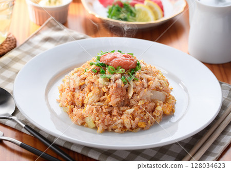 香濃鱈魚子炒飯——日式炒飯，配上熱騰騰的米飯和香辣的魚子 128034623