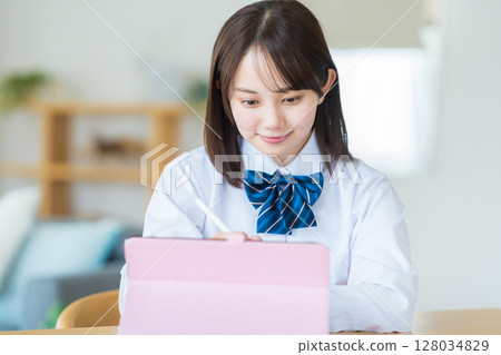 學習在片劑的女性高中學生 128034829