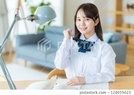 Girls high school studying at home 128035023