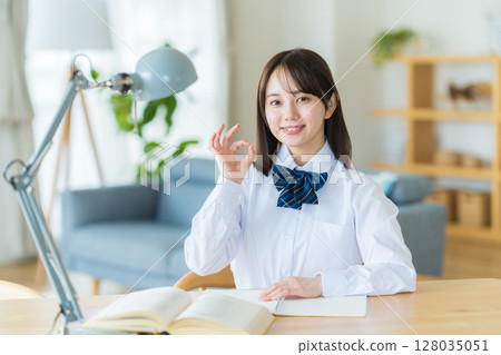 Girls high school studying at home 128035051