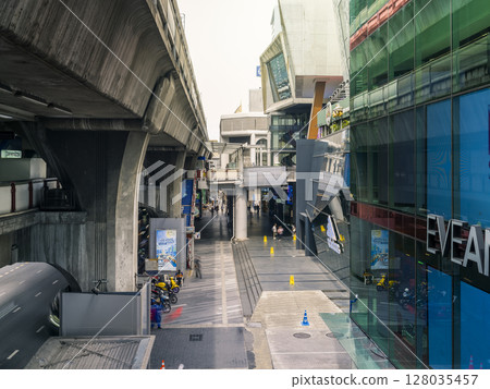 泰國曼谷暹羅站前的街道 泰國曼谷暹羅站前的街道 128035457