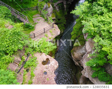 從宮城縣仙台市太白區秋保町望向雷雷峽的散步道和心形岩石 128035631
