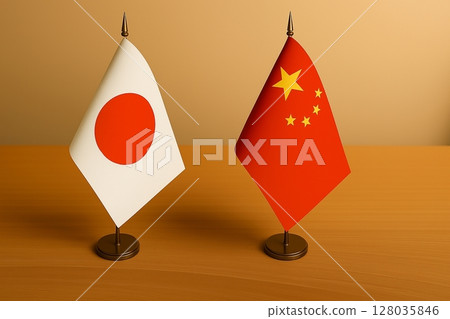 日本和中國國旗排列在桌子上 日本和中國國旗排列在桌子上 128035846