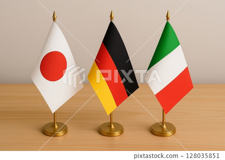 日本、德國和義大利國旗排列在桌上 128035851