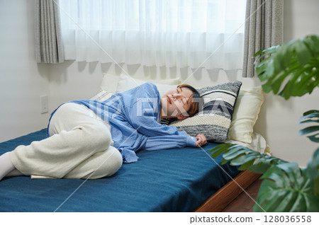 患有孕吐的女性、孕婦、產婦 128036558
