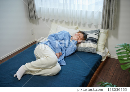 患有孕吐的女性、孕婦、產婦 患有孕吐的女性、孕婦、產婦 128036563