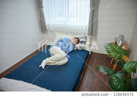 Women suffering from morning sickness, pregnant women, maternity Women suffering from morning sickness, pregnant women, maternity 128036572